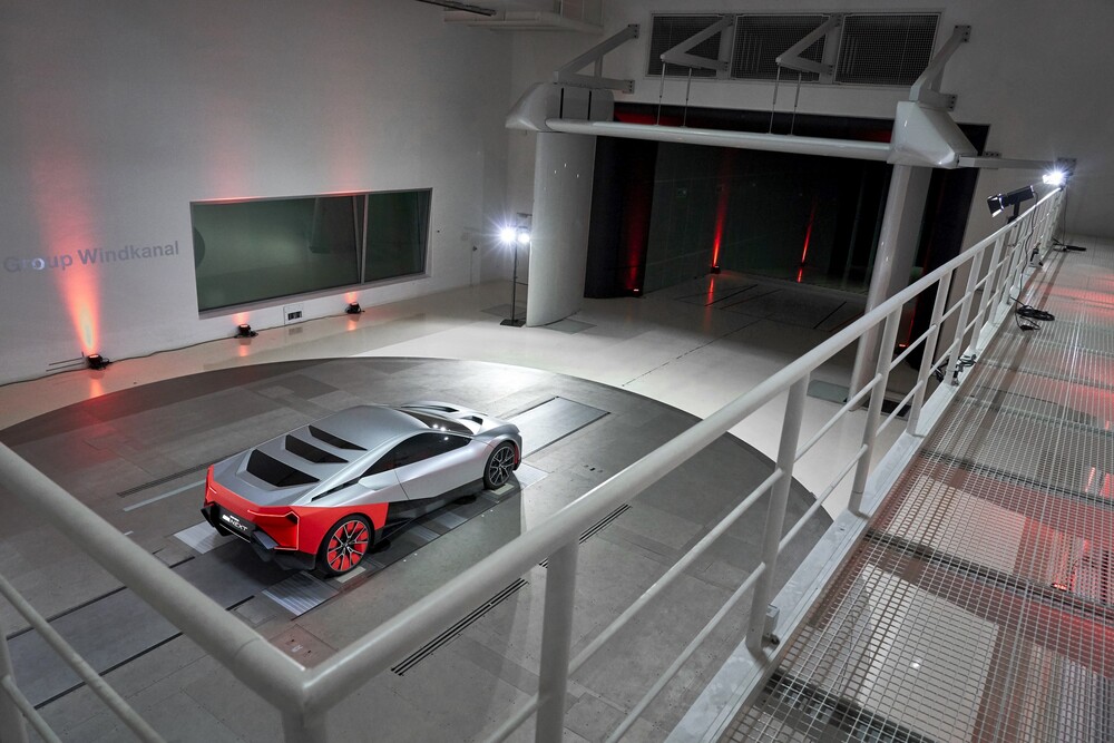 La BMW Vision M NEXT è spinta da un motore endotermico e due elettrici