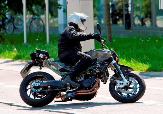 Husqvarna 900. Le prime immagini! Husqvarna 900. Le prime immagini!