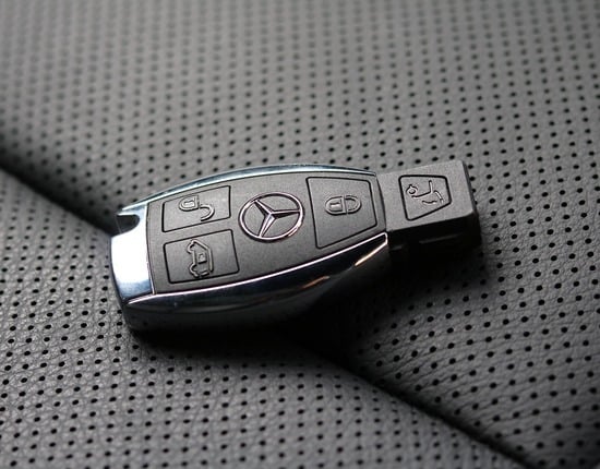 Una chiave Mercedes Benz, che da decenni non usa lama ma trasponder per sblocco elettronico quadro e sterzo (si aggira, ma meno agilmente di coetanee tricolori)