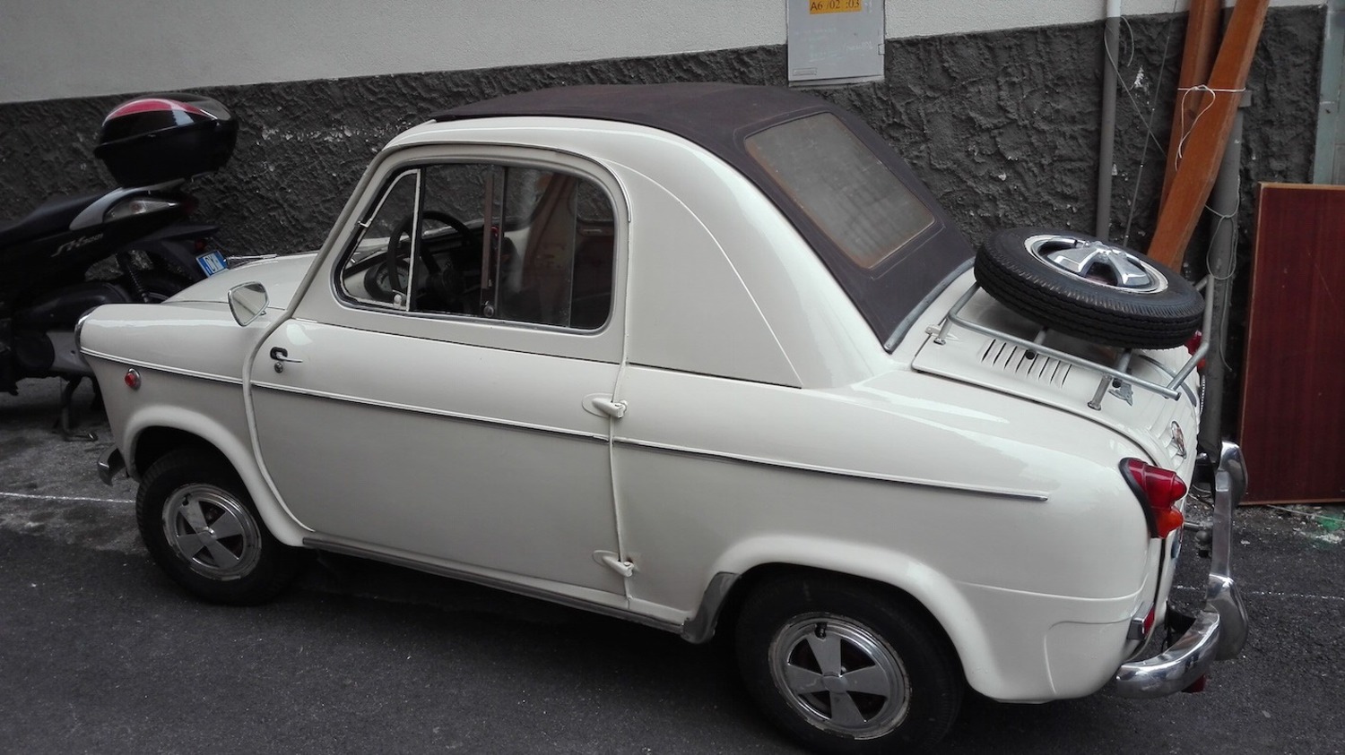Vespa 400: lo scooter che si credeva un’auto