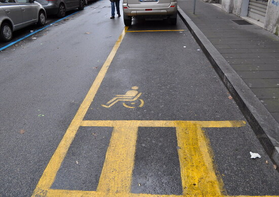 Multe divieto di sosta, Milano: crescono quelle per chi abusa dei posti disabili Multe divieto di sosta, Milano: crescono quelle per chi abusa dei posti disabili