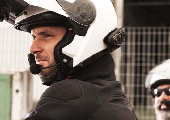 Vivavoce e interfono: e se anche in moto diventassero illegali? Vivavoce e interfono: e se anche in moto diventassero illegali?
