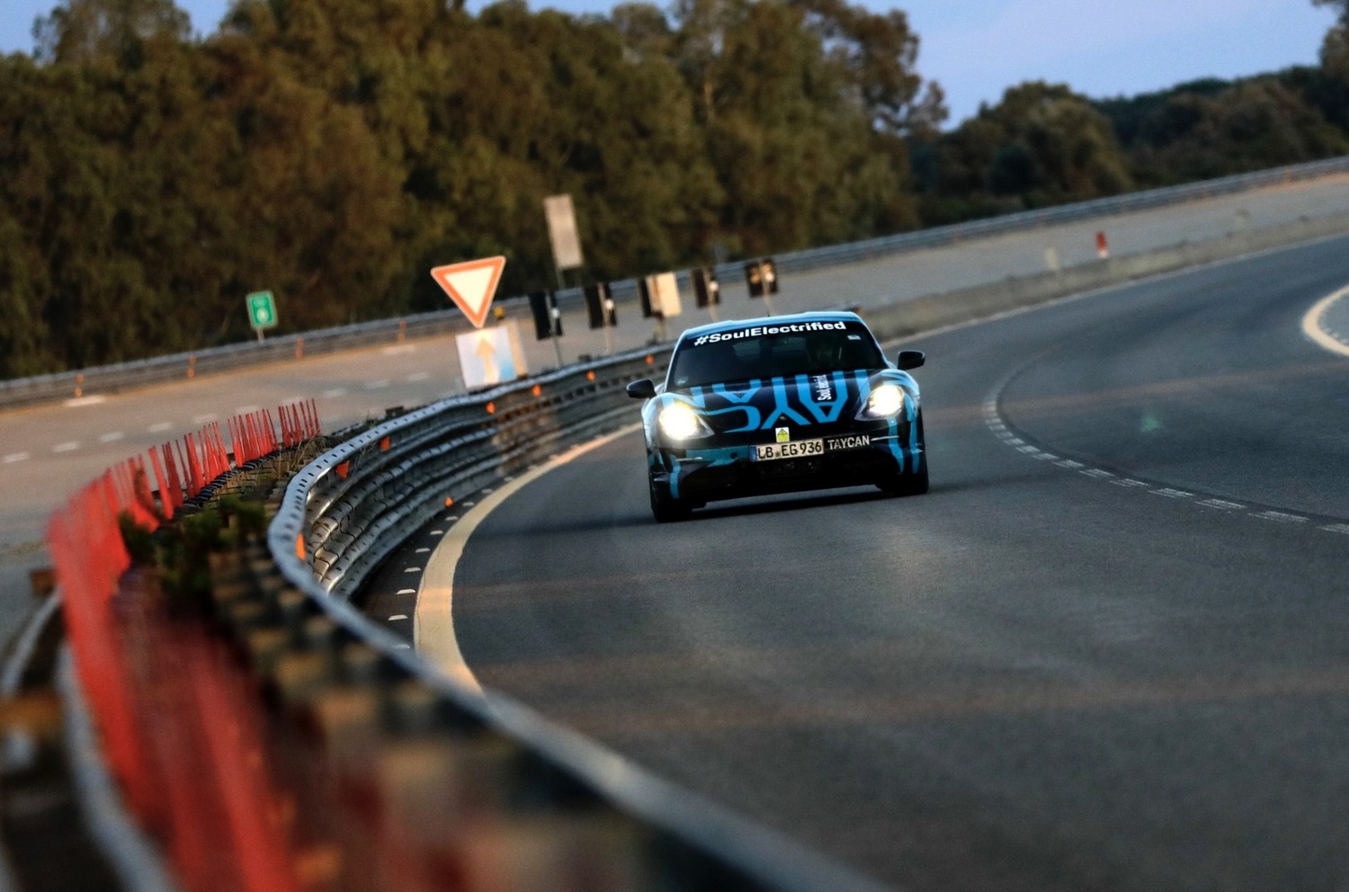 Porsche Taycan promossa ai test di durata a Nardò: 3.425 km in 24 ore