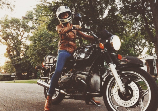 Cadere in moto ai tempi di Instagram. La dura vita di un'influencer Cadere in moto ai tempi di Instagram. La dura vita di un'influencer