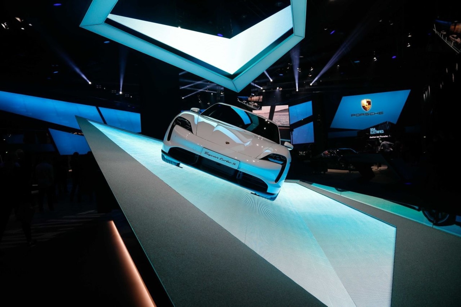 Porsche Taycan, l'era elettrica parte dal Salone di Francoforte 2019