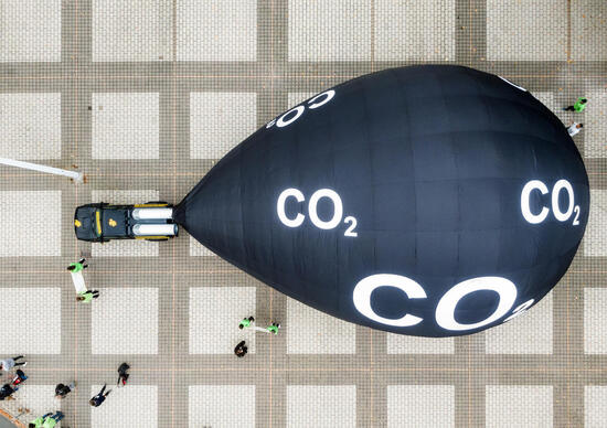 Salone di Francoforte 2019: Greenpeace, la protesta contro i SUV Salone di Francoforte 2019: Greenpeace, la protesta contro i SUV