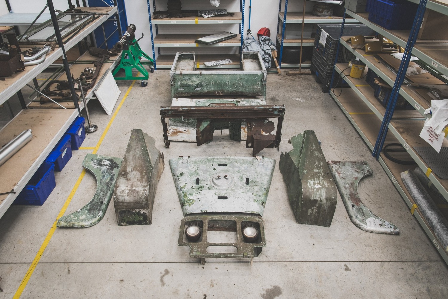Land Rover: il primo Defender torna su strada, ecco le foto del restauro