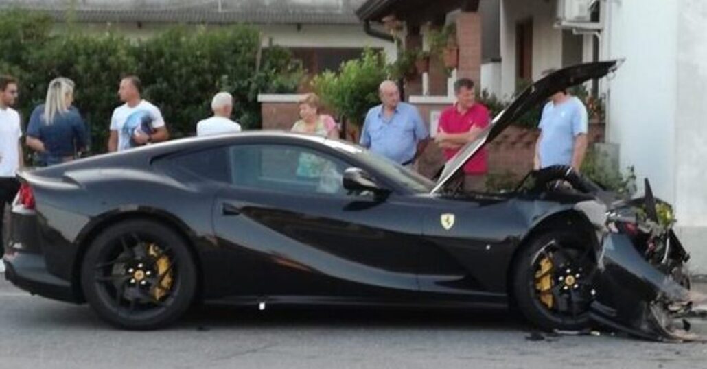 Ferrari 812 Superfast, 22 anni finisce a muro. L’incidente nel video amatoriale