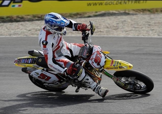 Adrien Chareyre si aggiudica la prova finale del Mondiale 2011 supermoto Adrien Chareyre si aggiudica la prova finale del Mondiale 2011 supermoto