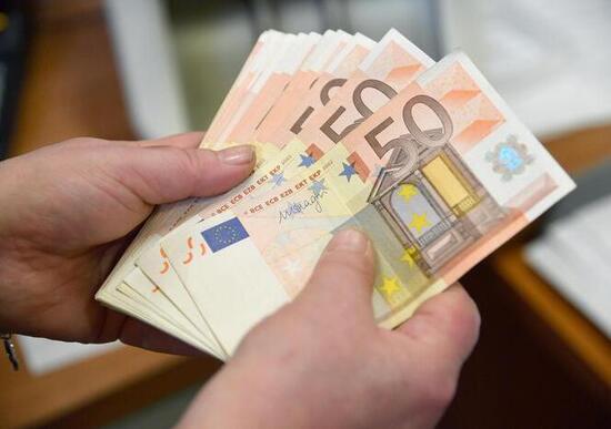 Stretta sul contante: detrazioni per chi paga con carta e limite a 1.000 euro Stretta sul contante: detrazioni per chi paga con carta e limite a 1.000 euro