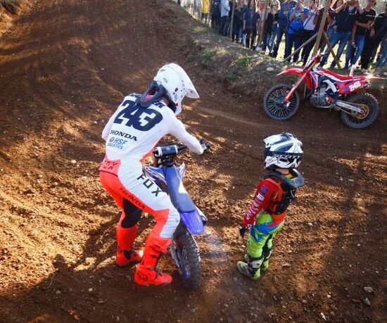 Tim Gajser aiuta un piccolo crossista Tim Gajser aiuta un piccolo crossista