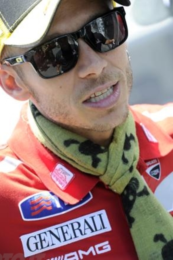 Valentino Rossi con i fan su dainese.com Valentino Rossi con i fan su dainese.com