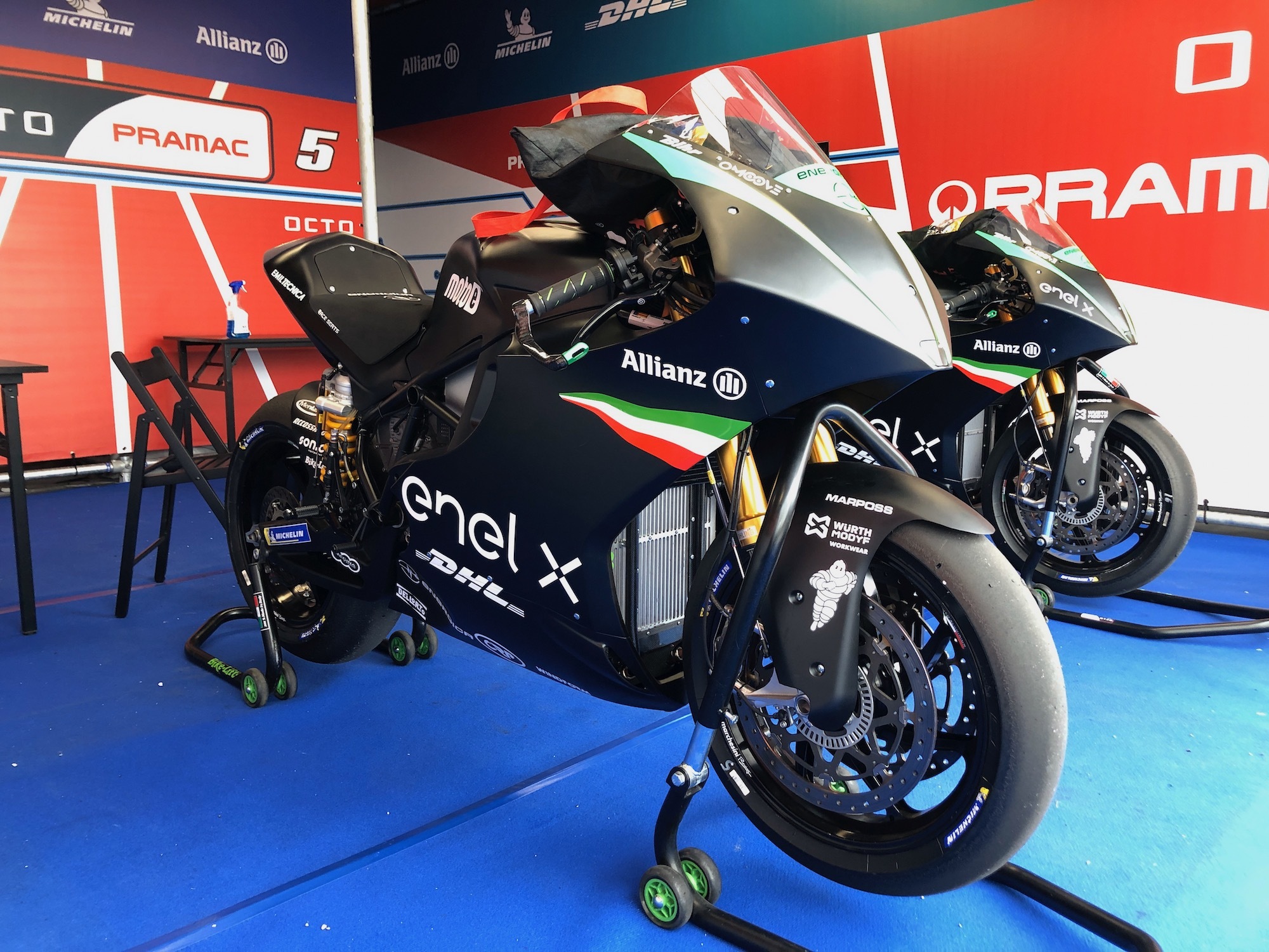 Il team Pramac nellePaddock di Valencia