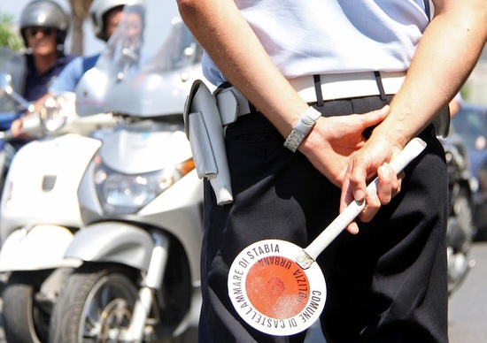 Napoli, guida senza casco: 46 scooter sequestrati Napoli, guida senza casco: 46 scooter sequestrati