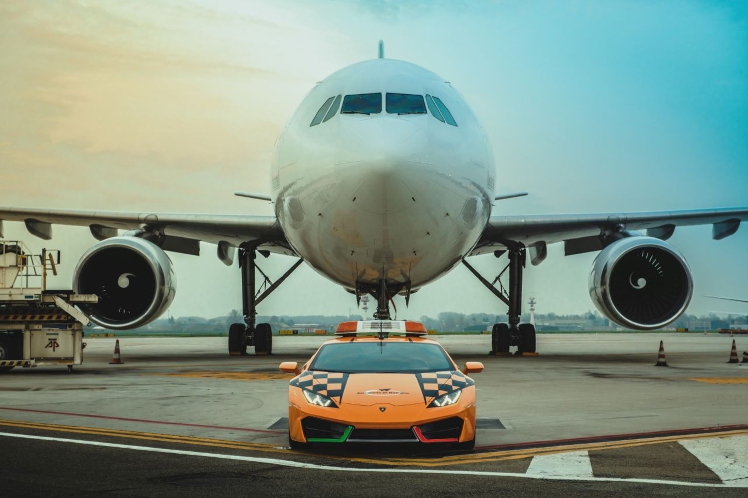 Lamborghini: una Huracan RWD per l’aeroporto di Bologna