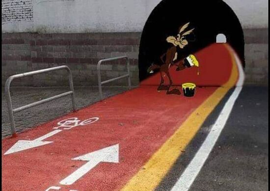 La pista ciclabile finisce contro il muro: sui social scatta l’ironia La pista ciclabile finisce contro il muro: sui social scatta l’ironia