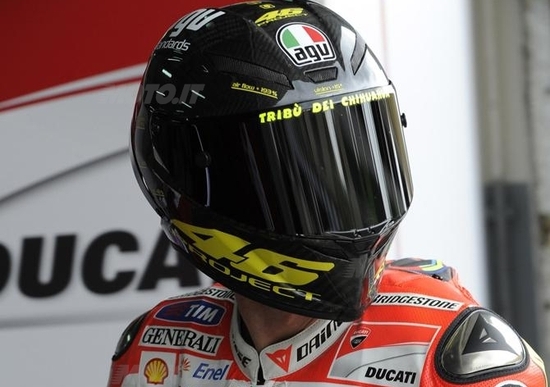 AGV presenta PistaGP, il nuovo casco integrale di Valentino Rossi AGV presenta PistaGP, il nuovo casco integrale di Valentino Rossi