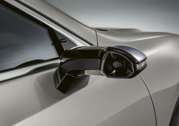 Lexus ES, la prima con videocamere al posto degli specchietti