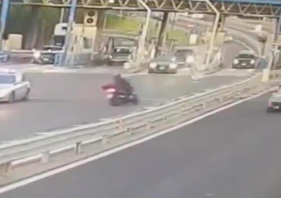 In tangenziale, contromano e senza casco. Succede a Napoli In tangenziale, contromano e senza casco. Succede a Napoli