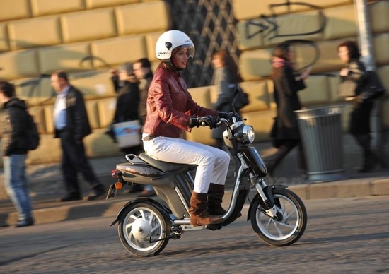 Yamaha EC-03, il veicolo di cortesia dei tre diapason Yamaha EC-03, il veicolo di cortesia dei tre diapason