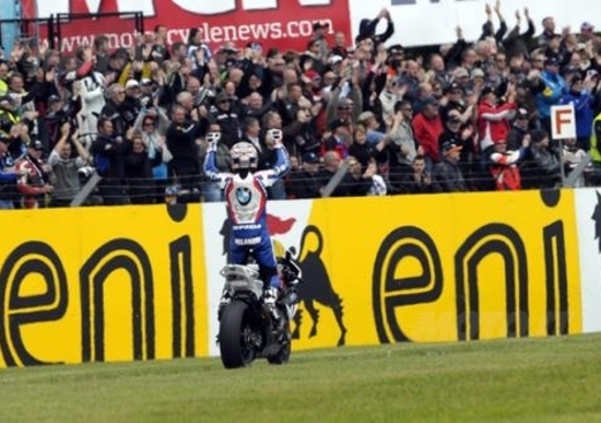 Superbike. Melandri vince Gara 1 a Donington Superbike. Melandri vince Gara 1 a Donington