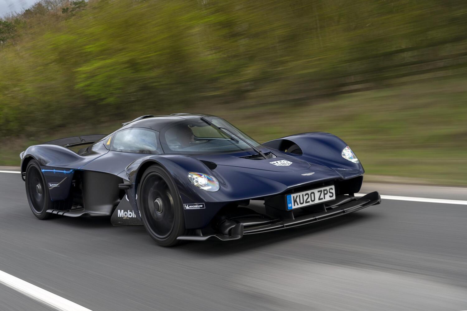 Aston Martin Valkyrie, test su strada per l'hypercar