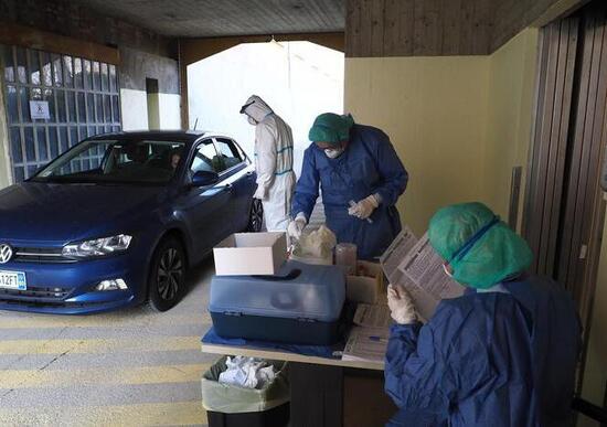 Anche in Italia si sperimenta il tampone “drive-through” Anche in Italia si sperimenta il tampone “drive-through”