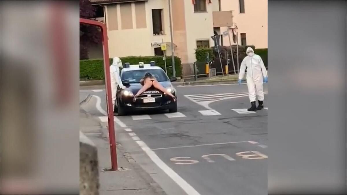 Donna nuda sul cofano dei Carabinieri. Così, in preda al