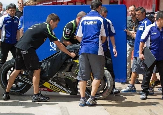 Test Barcellona. Valentino: Il forcellone in alluminio innesca troppo chattering Test Barcellona. Valentino: Il forcellone in alluminio innesca troppo chattering