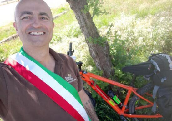La storia del sindaco che va Roma in bici per protesta. Poi ritorno in moto La storia del sindaco che va Roma in bici per protesta. Poi ritorno in moto