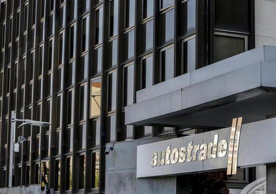 Autostrade, aut aut di Gualtieri: «Riduzione pedaggi o revoca» Autostrade, aut aut di Gualtieri: «Riduzione pedaggi o revoca»
