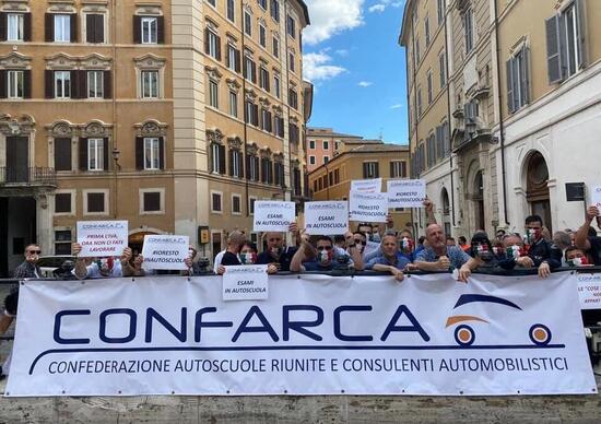 Patente, esami solo in Motorizzazione: le autoscuole protestano Patente, esami solo in Motorizzazione: le autoscuole protestano