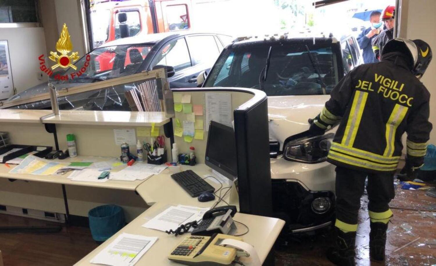 Sbanda con l'auto e finisce in un ufficio: ferita una automobilista