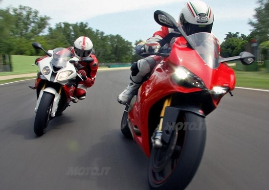BMW S1000RR VS Ducati Panigale 1199S BMW S1000RR VS Ducati Panigale 1199S