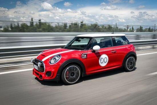 Nuova Mini Challenge Edition 2020: la Mini JCW personalizzata con proprio nome sul finestrino Nuova Mini Challenge Edition 2020: la Mini JCW personalizzata con proprio nome sul finestrino