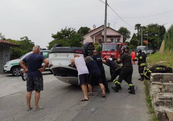Calabrone vola in auto, anziana perde il controllo: le foto del ribaltamento Calabrone vola in auto, anziana perde il controllo: le foto del ribaltamento