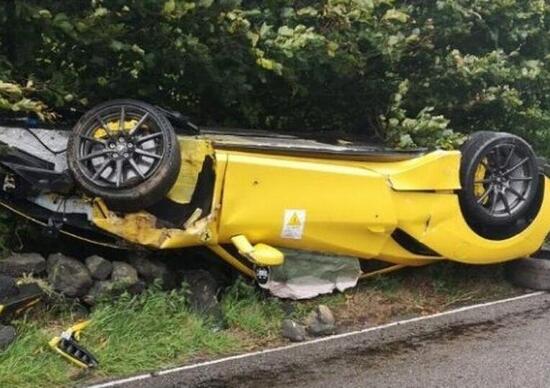 Ferrari 488 GTB si cappotta dopo incidente: supercar distrutta Ferrari 488 GTB si cappotta dopo incidente: supercar distrutta