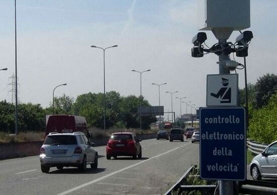 Pizzicata dall'autovelox a 703 km/h: multa record in provincia di Ancona Pizzicata dall'autovelox a 703 km/h: multa record in provincia di Ancona