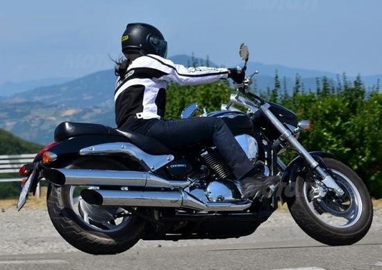 Una giornata con la Suzuki Intruder M800: la custom tutta curve Una giornata con la Suzuki Intruder M800: la custom tutta curve