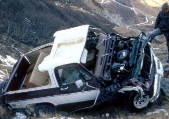Dopo 40 anni, Beppe Grillo dovrà rimuovere i resti della sua Chevrolet ...e accollarsi le spese Dopo 40 anni, Beppe Grillo dovrà rimuovere i resti della sua Chevrolet ...e accollarsi le spese