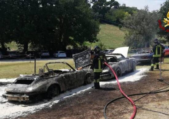 Due Porsche distrutte e un'Alfa Romeo danneggiata: incendio al raduno d'auto d'epoca Due Porsche distrutte e un'Alfa Romeo danneggiata: incendio al raduno d'auto d'epoca