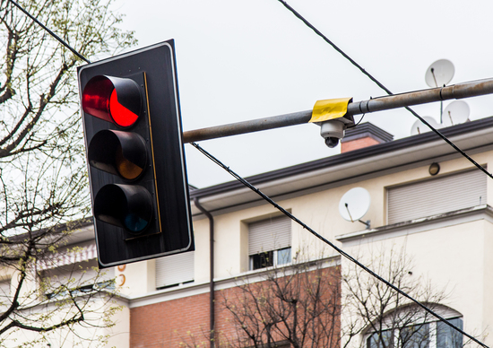 La multa col rosso è valida anche se l'apparecchio non è tarato: lo ha stabilito la Cassazione La multa col rosso è valida anche se l'apparecchio non è tarato: lo ha stabilito la Cassazione