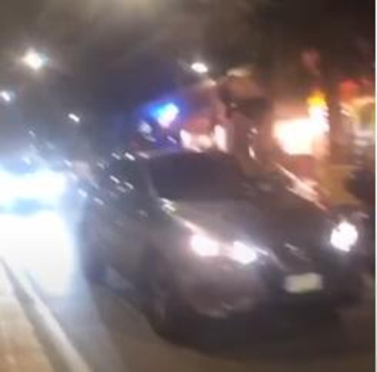 Salta Attraverso Anelli In Fiamme Su Un Veicolo