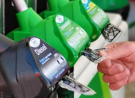 Fare il pieno con i guanti monouso: pronti alla pompa Fare il pieno con i guanti monouso: pronti alla pompa