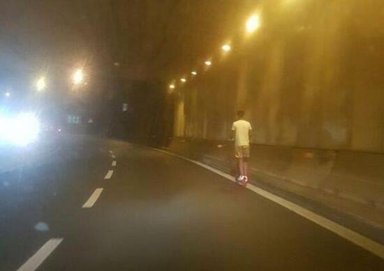 Monopattini, l'ennesima follia: in autostrada sull’A24 Roma-l’Aquila Monopattini, l'ennesima follia: in autostrada sull’A24 Roma-l’Aquila