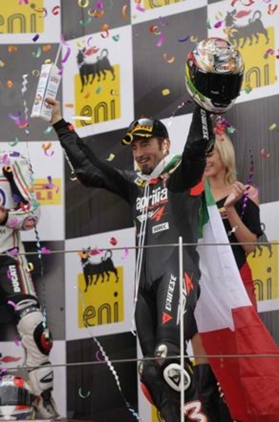 Aprilia festeggia il Campione del Mondo SBK 2012 Max Baggi Aprilia festeggia il Campione del Mondo SBK 2012 Max Baggi