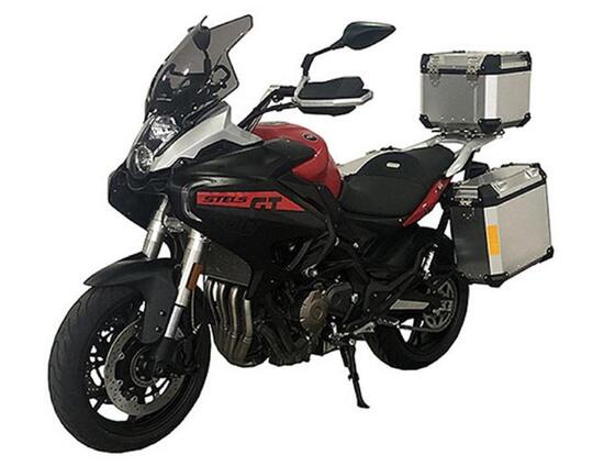 QJ Stels 650GS. Con il motore Benelli 650 a quattro cilindri QJ Stels 650GS. Con il motore Benelli 650 a quattro cilindri