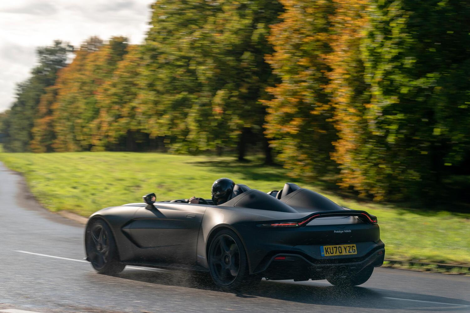 Aston Martin V12 Speedster, il prototipo nero opaco è degno di Batman
