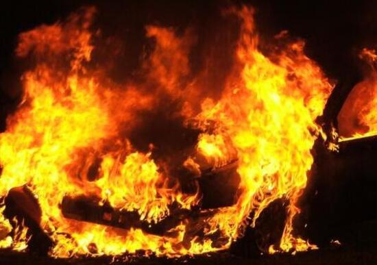 Si lasciano dopo l’arresto per droga e, appena liberi, lei gli incendia la Porsche Si lasciano dopo l’arresto per droga e, appena liberi, lei gli incendia la Porsche