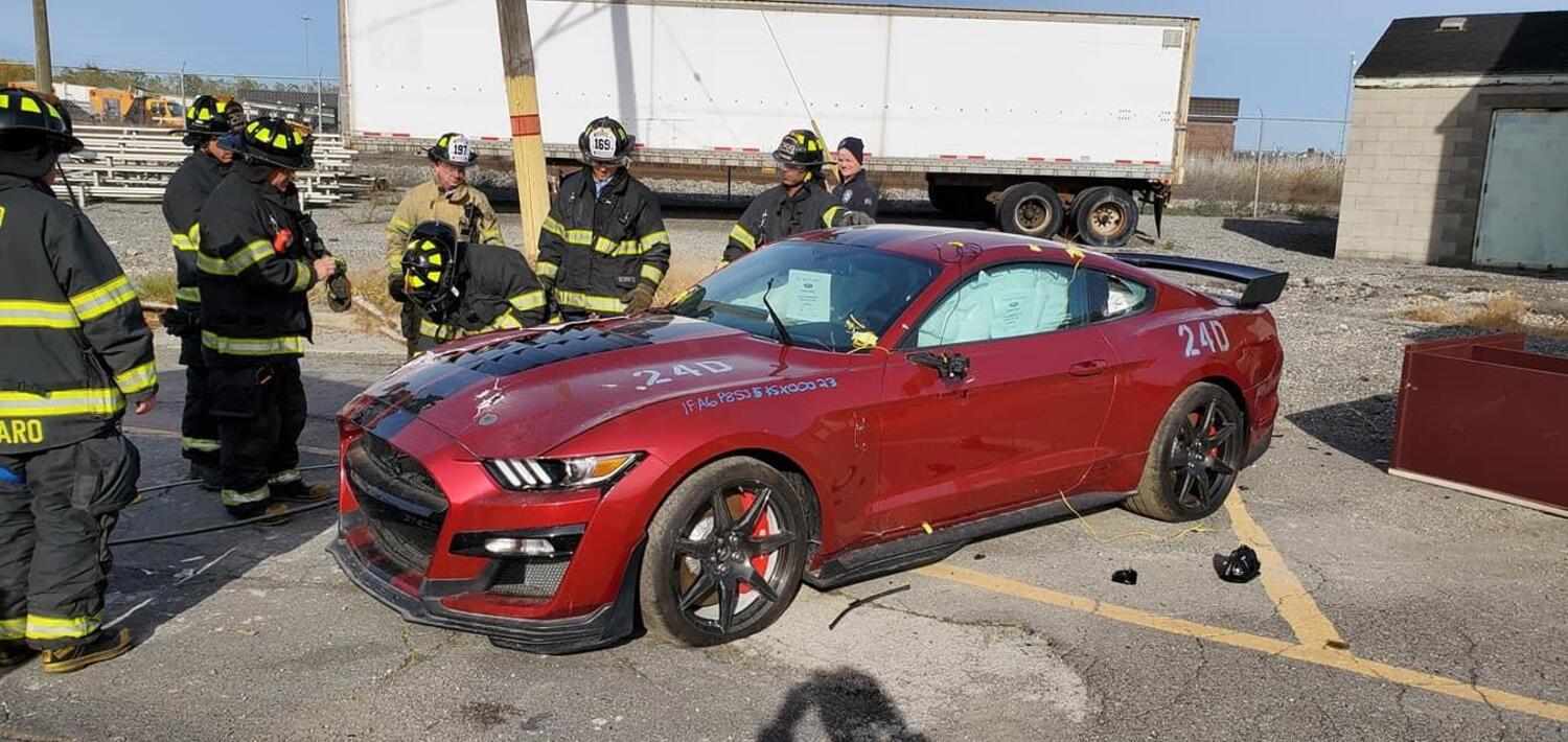 Una Ford Mustang Shelby GT 500 perfetta fatta a fette dai Vigili del Fuoco. Ecco perchè
